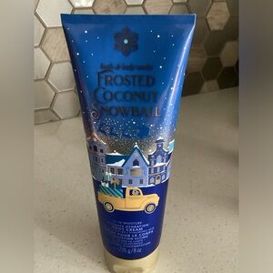Bath and Body Works - Frosted Coconut Snowball